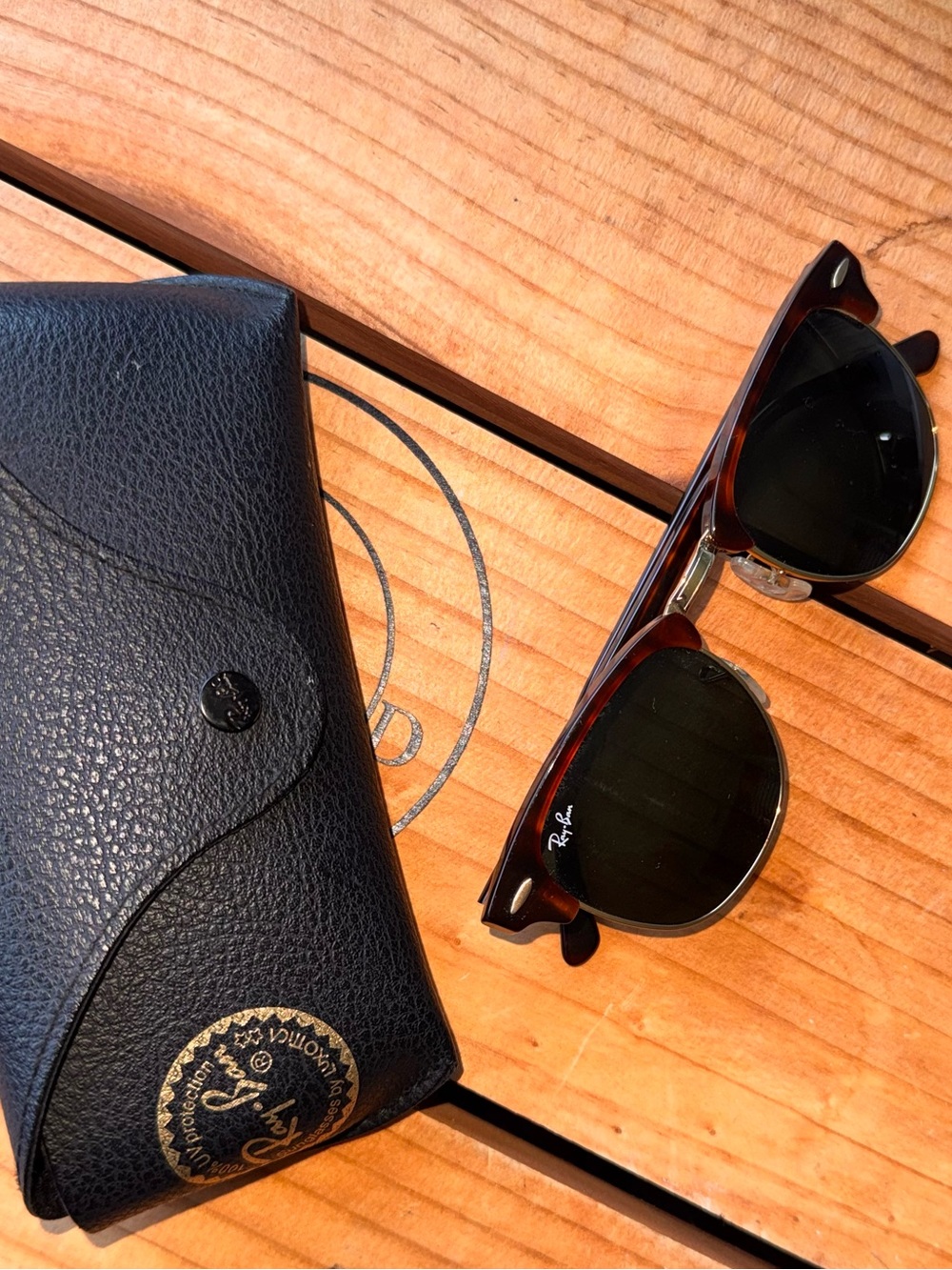 Ray-Ban RB3016 Clubmaster Classic Polished Tortoise w/ Case - Picture 2 of 3